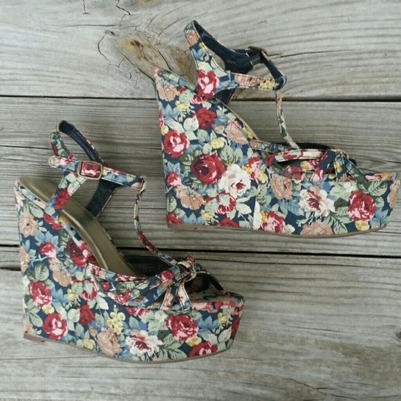 Liliana Shoes - Floral Liliana wedge heels